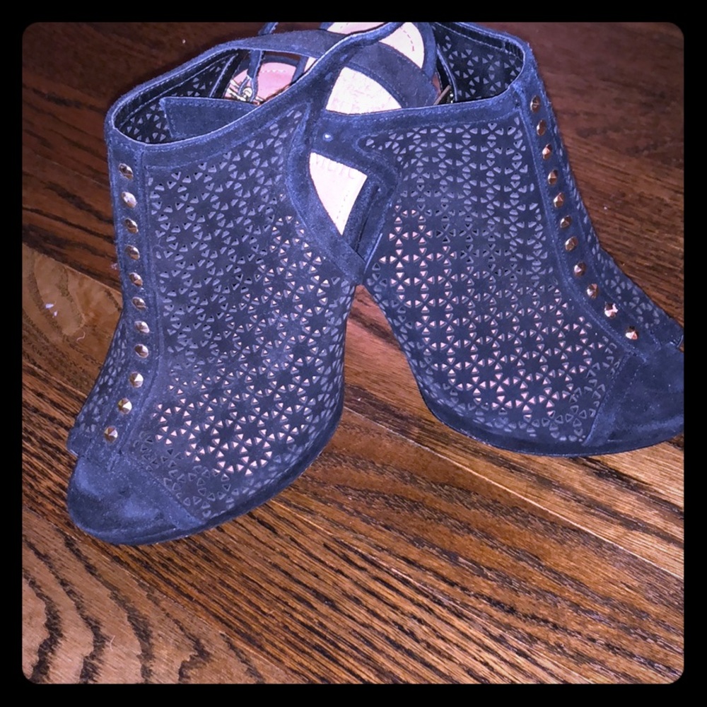 Vince Camuto black open toed heeled sandels.  6.5